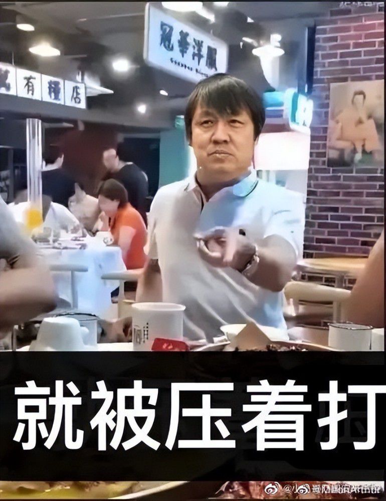 曼联19岁中后卫坎布瓦拉今天首发迎来一线队首秀，20岁的中卫本内特替补待命。